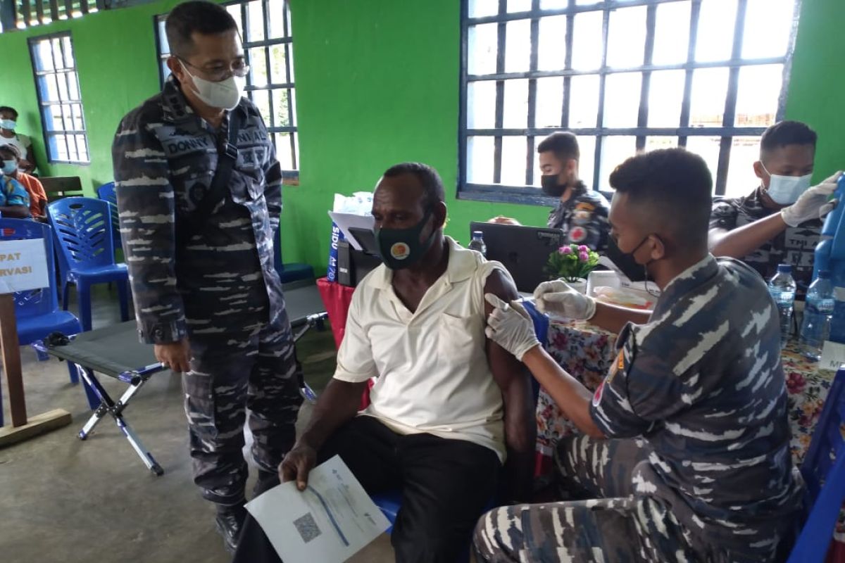 Koarmada III vaksinasi warga desa pesisir wilayah Kabupaten Sorong