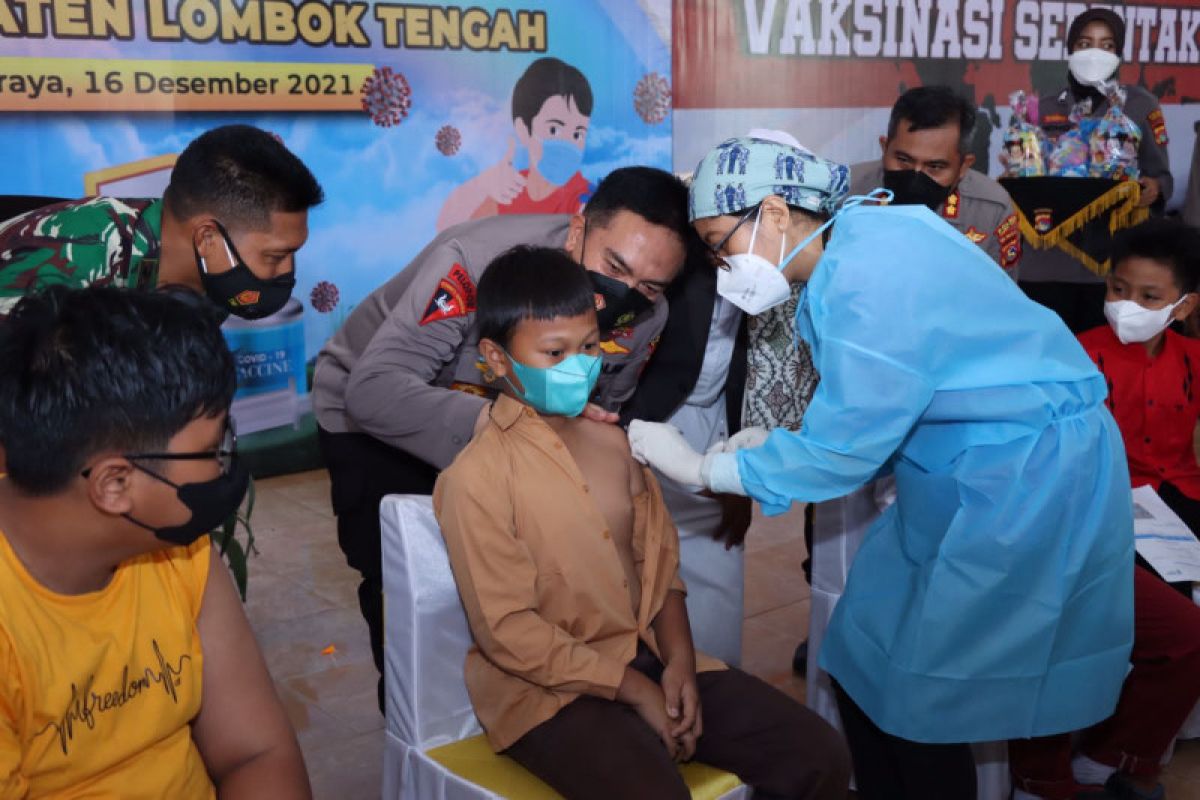 Anak usia 6-11 tahun di Lombok Tengah mulai disuntik vaksin COVID-19, serentak lho