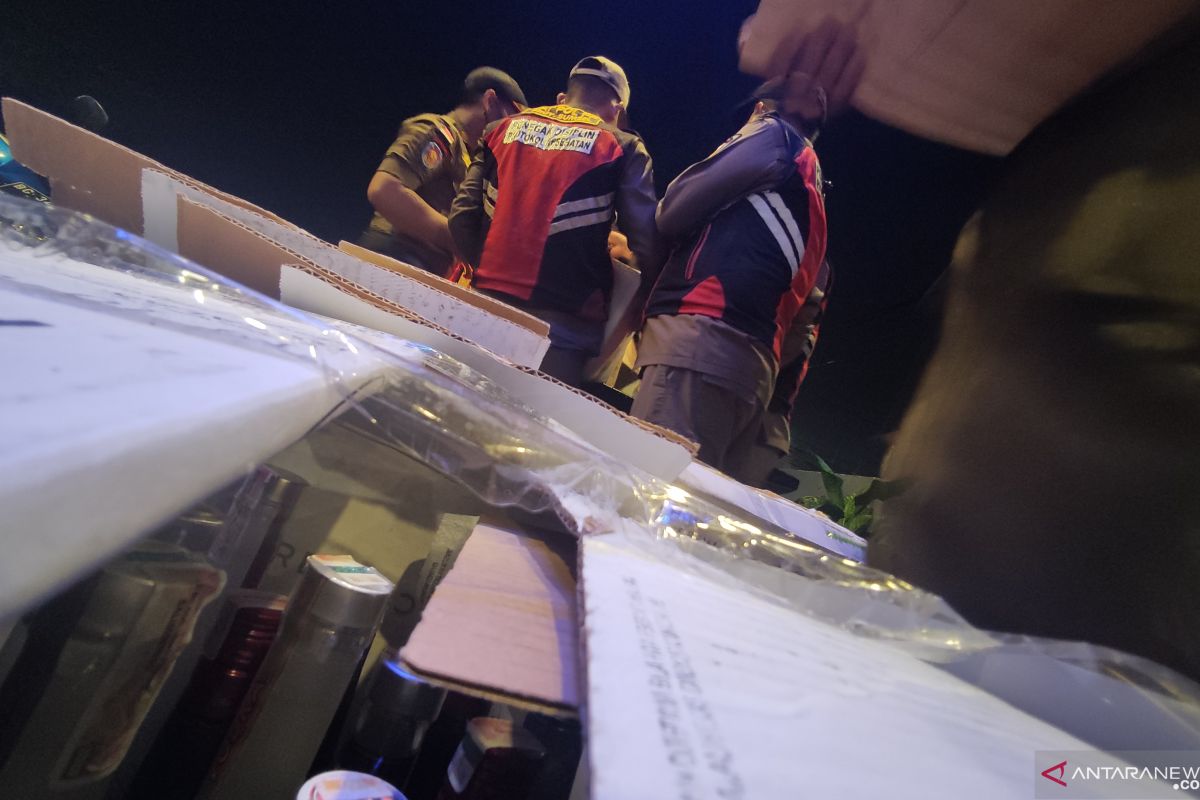 Petugas gabungan sita 958  minuman alkohol dari kafe di Palembang