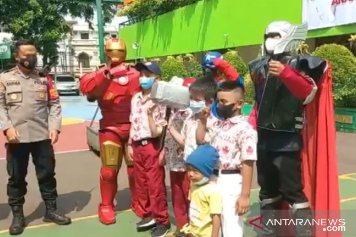 Tiga "superhero" hibur anak-anak jalani vaksinasi di Kebayoran Baru