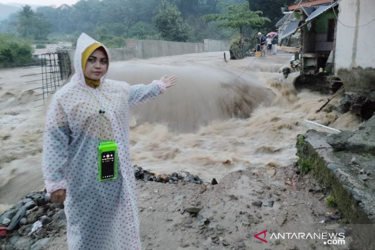 Luapan air Sungai Cidurian di Bogor membanjiri rumah warga