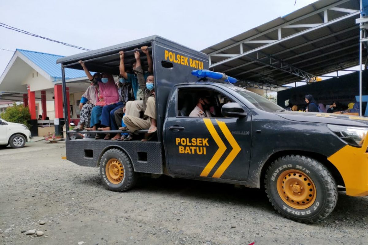 Polsek Batui jemput warga dari rumah menuju lokasi vaksinasi gratis di Banggai