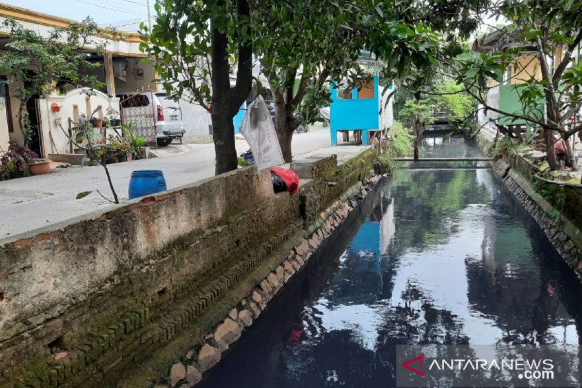 Kali di kawasan perumahan Kabupaten  Tangerang diduga tercemar limbah industri