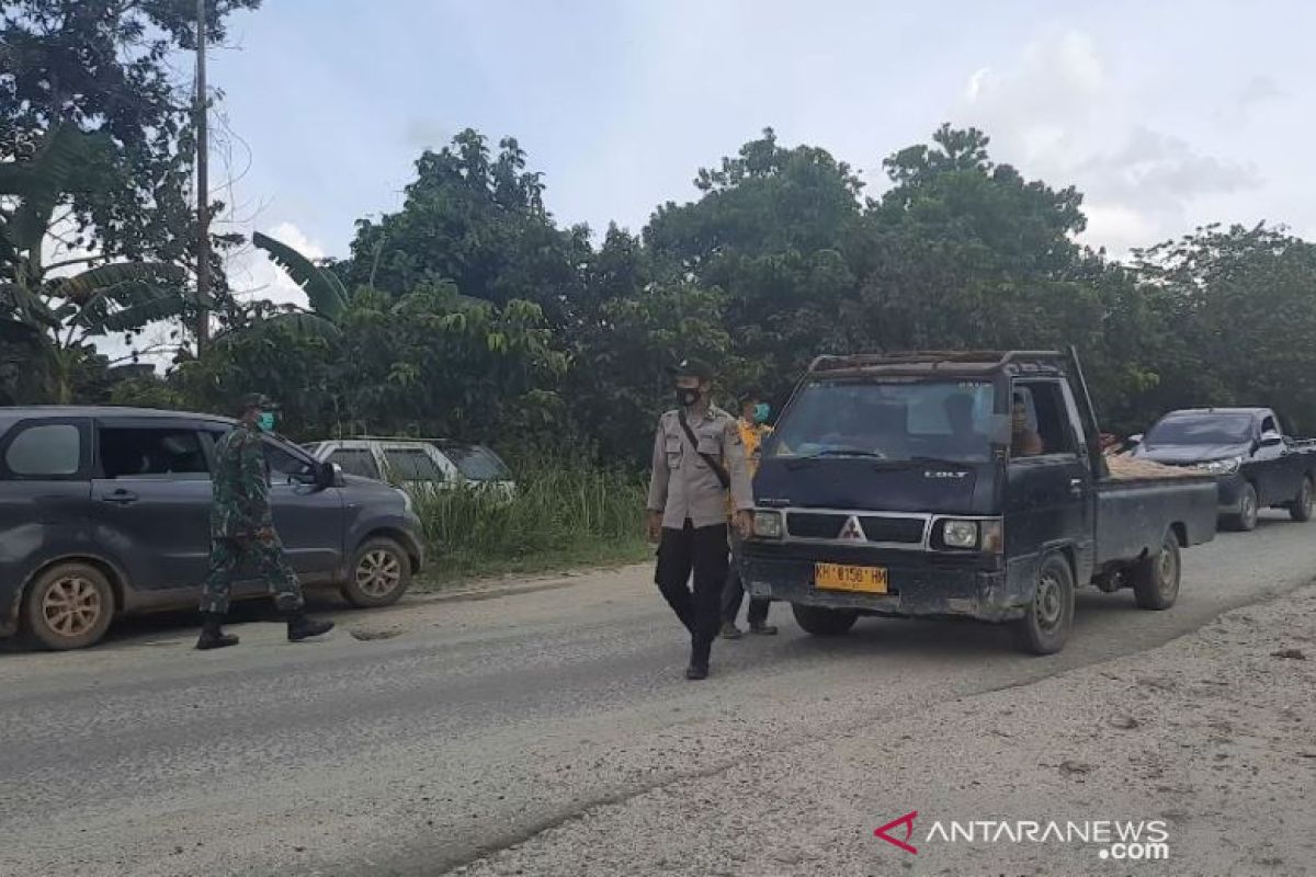 Satgas Penanganan COVID-19 Gumas jaring warga belum vaksinasi yang melintas di jalan