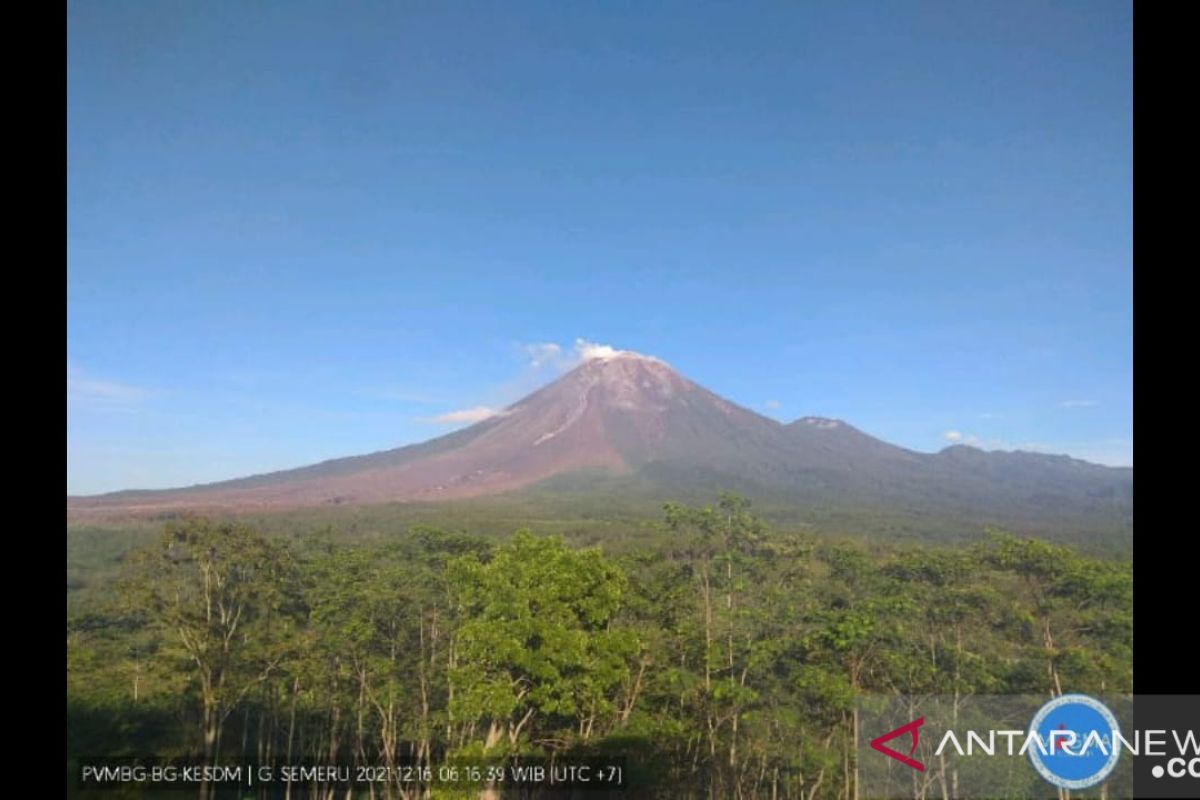 Gunung Semeru kembali luncurkan APG 4,5 km