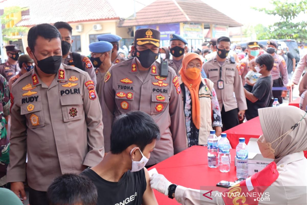 Kapola Banten tinjau vaksinasi massal di Serang