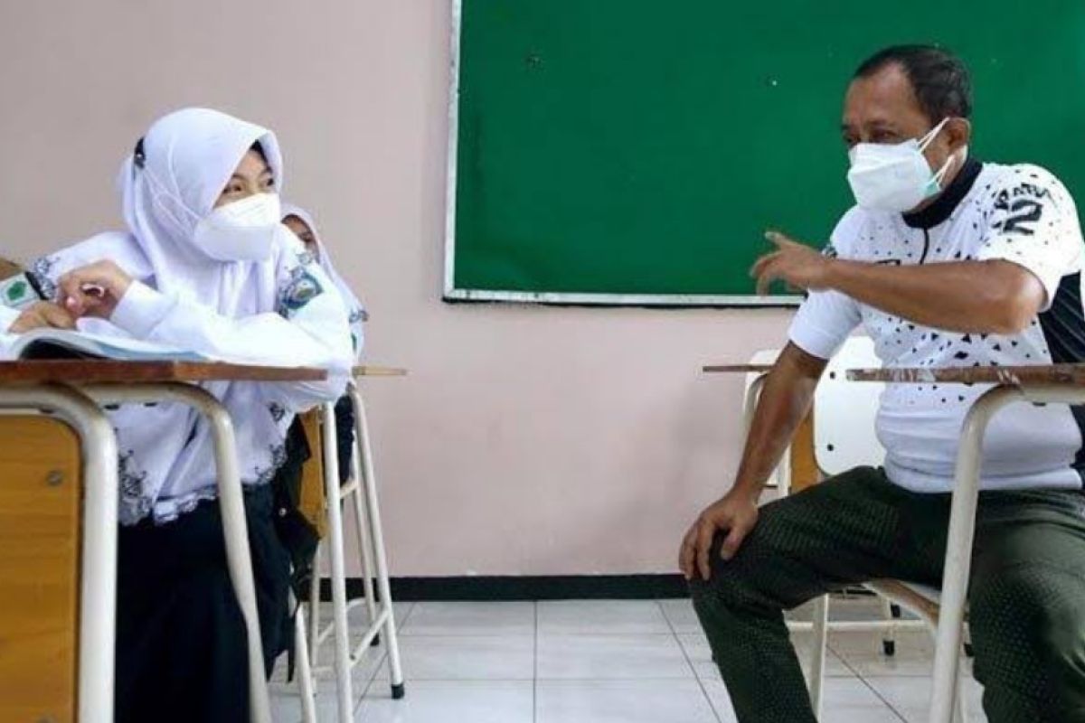 Lebih 46 ribu pelajar SD-SMP di Surabaya dapat seragam gratis