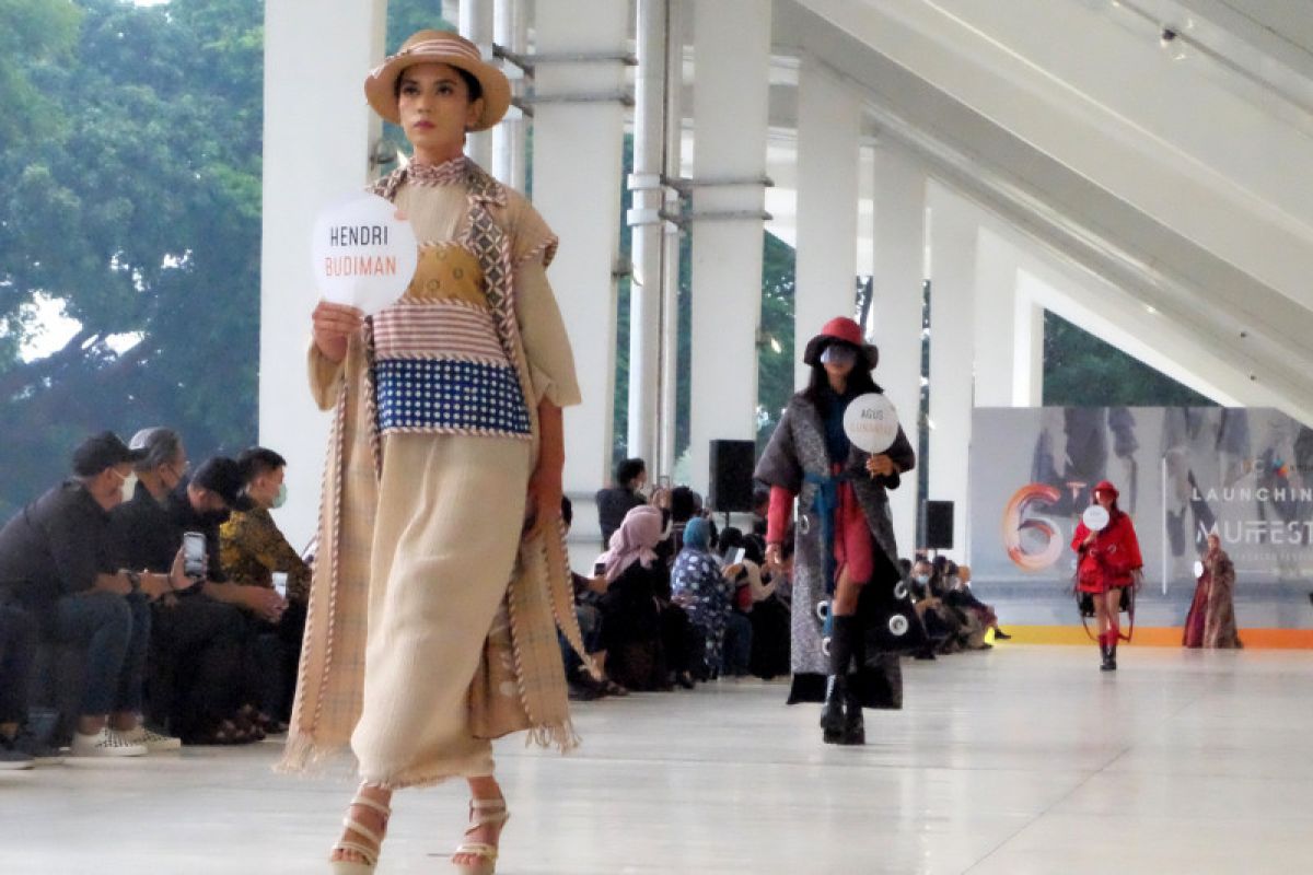 Busana warna cerah hingga tenun diprediksi jadi tren fashion 2022