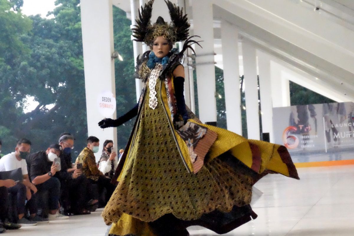 IFC merayakan hari jadi ke-6 dengan gelaran fashion show 100 desainer