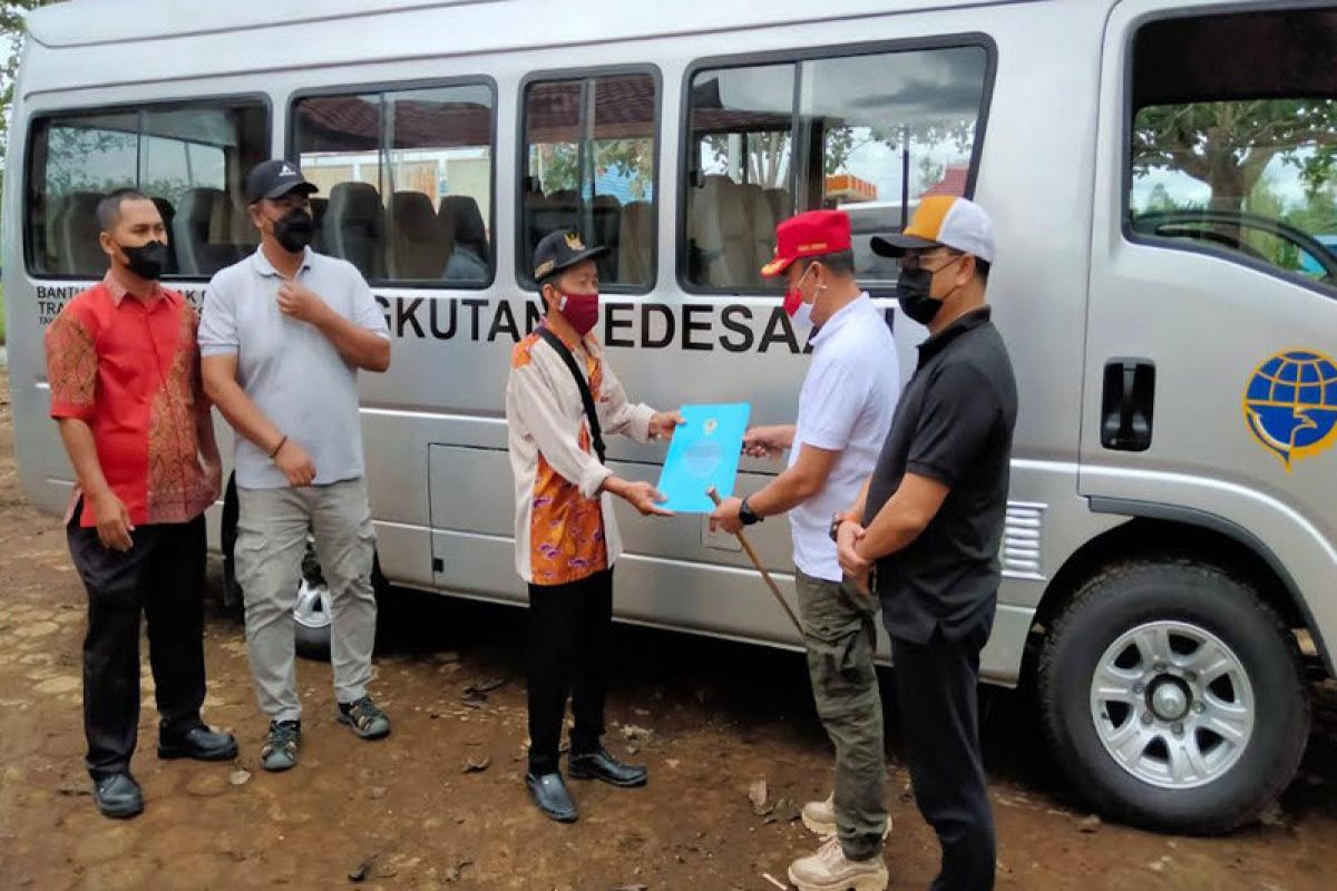 Dishub Seruyan serahkan tiga unit bus angkutan pedesaan