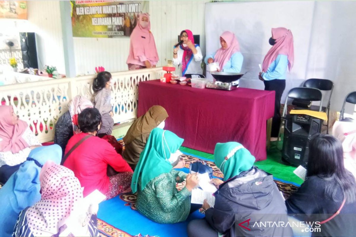 Belajar pengolahan cabe, potensi tambahan pemasukan keluarga