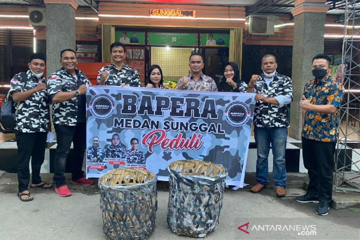 Dukung program Medan bersih, Bapera Sunggal salurkan keranjang sampah