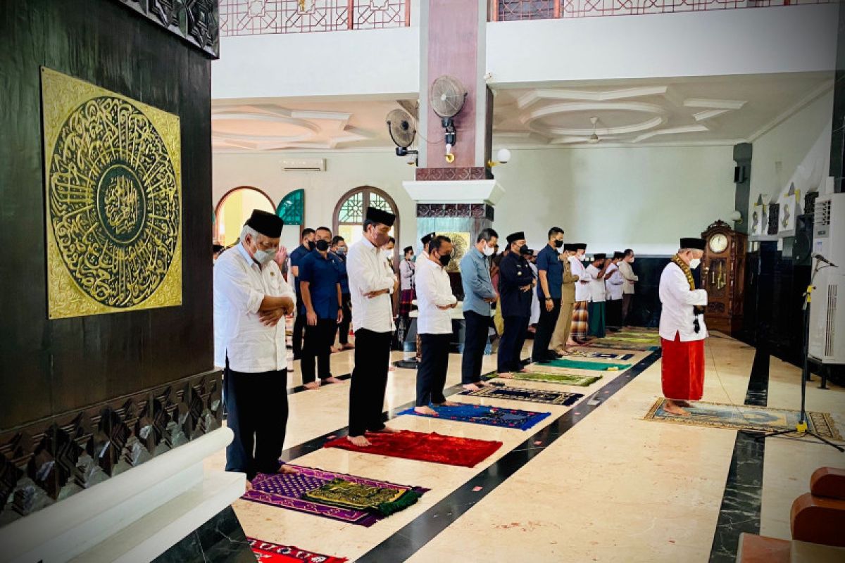 Presiden salat Jumat di Masjid Agung  Baiturrahman Ngawi