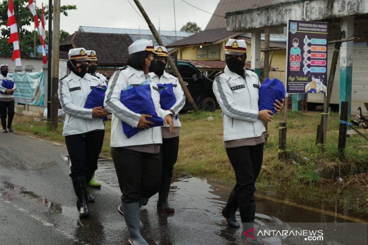 Patroli Polwan Presisi terjang banjir untuk salurkan bantuan di Banjar