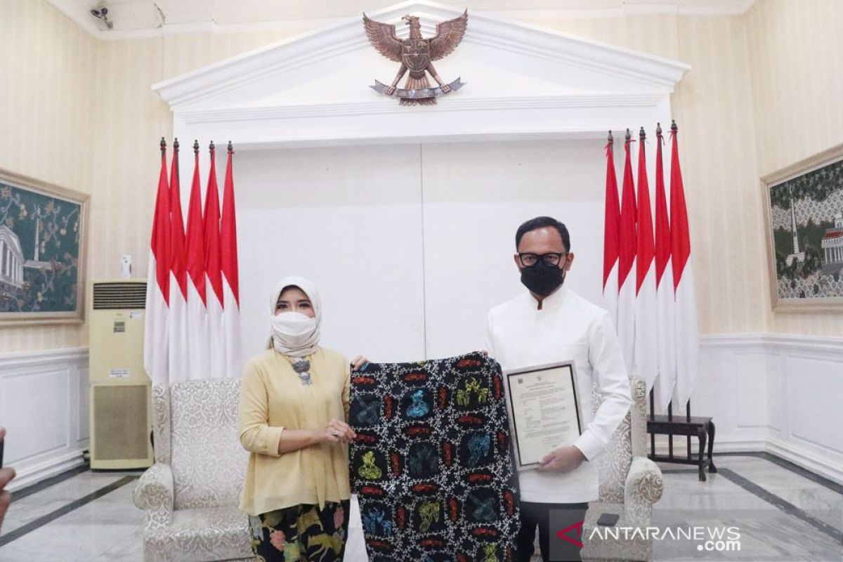 Pengusaha persembahkan hak paten karyanya Batik Bogor Pisan