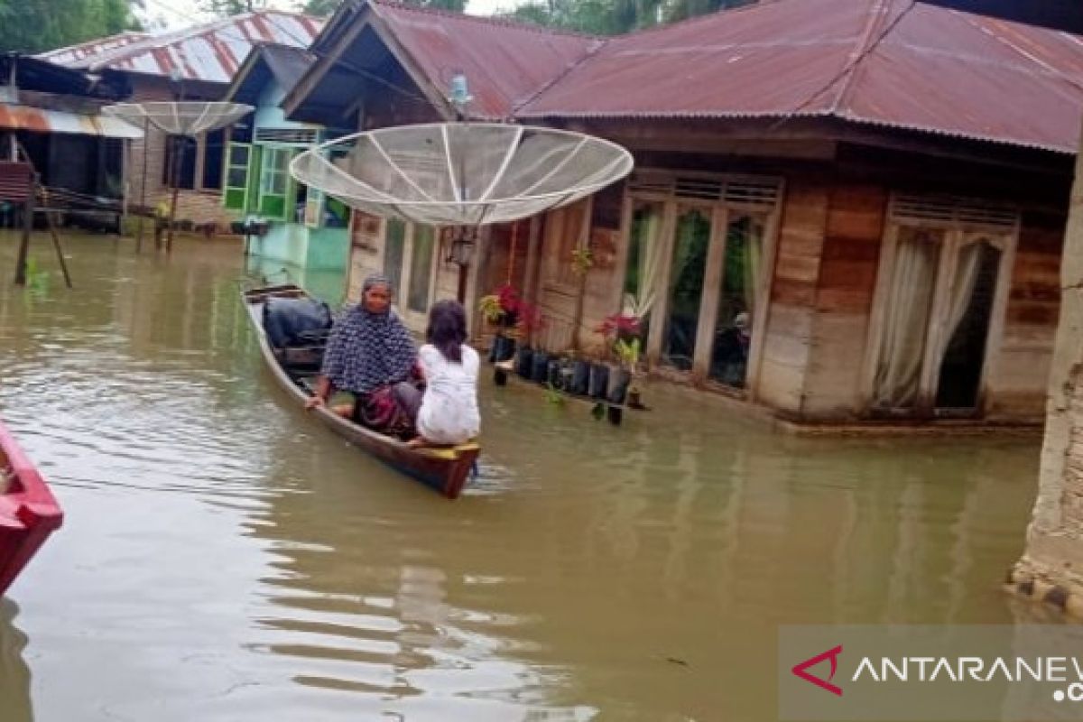 Luapan Sungai Batang Toru paksa sebagian warga Rianiate mengungsi