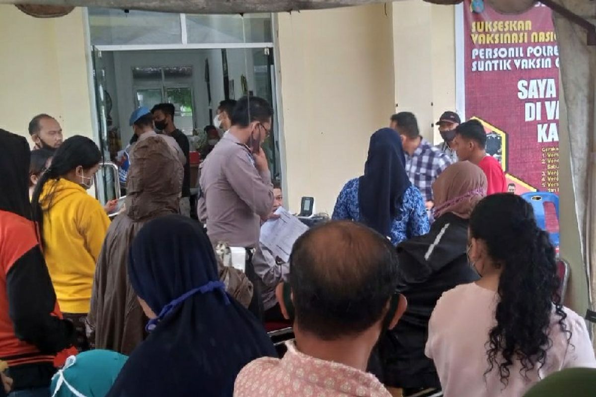 Masyarakat antusias ikuti vaksinasi Polres Batubara meski diguyur hujan deras