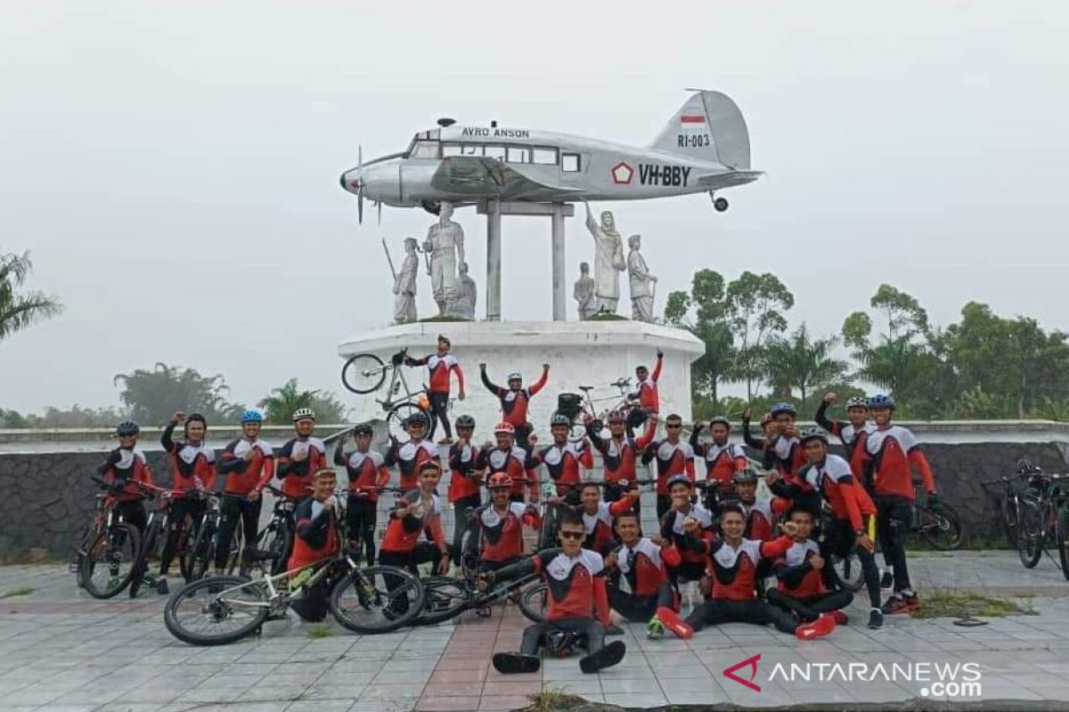 Etape V Tour de PDRI antara Radio YBJ 6 dan Pesawat Avro Anson 003