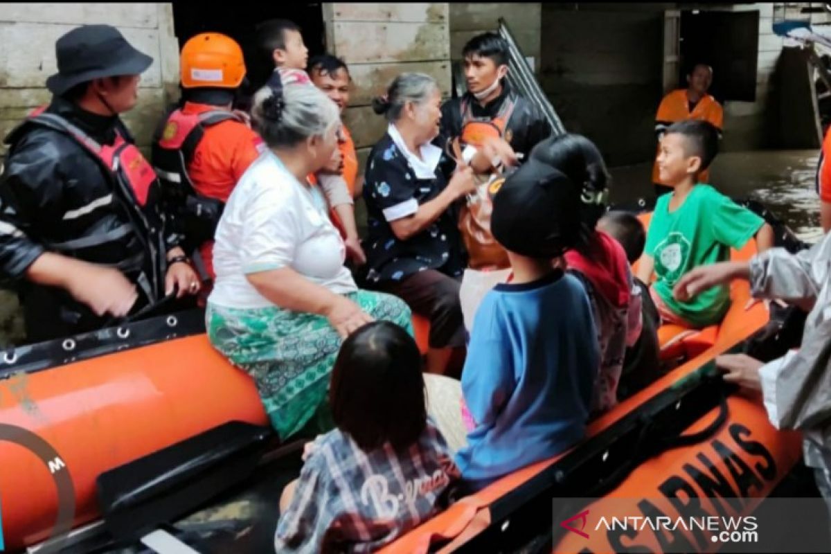 Basarnas Nias evakuasi warga terjebak banjir di Gunungsitoli