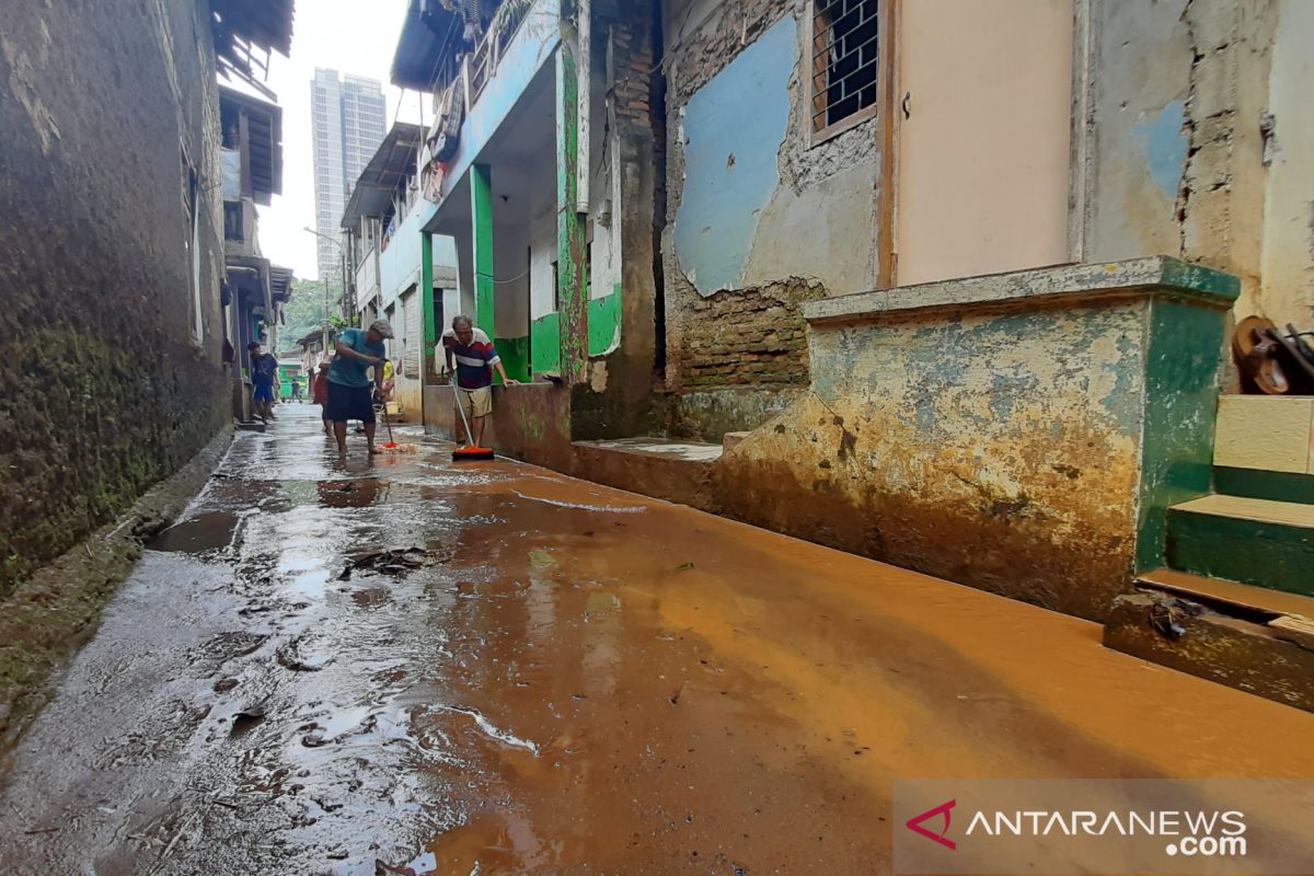 Banjir surut, warga Kampung Baru Jakarta Selatan bersihkan lumpur