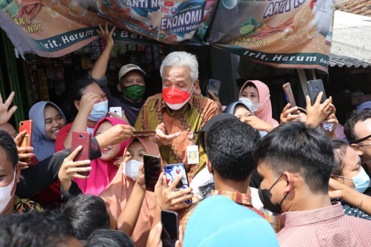 Ganjar dikerubuti warga saat dampingi Jokowi di Blora