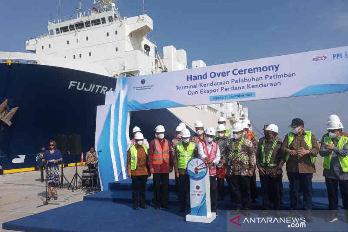 Minister flags off vehicle exports from Patimban Port