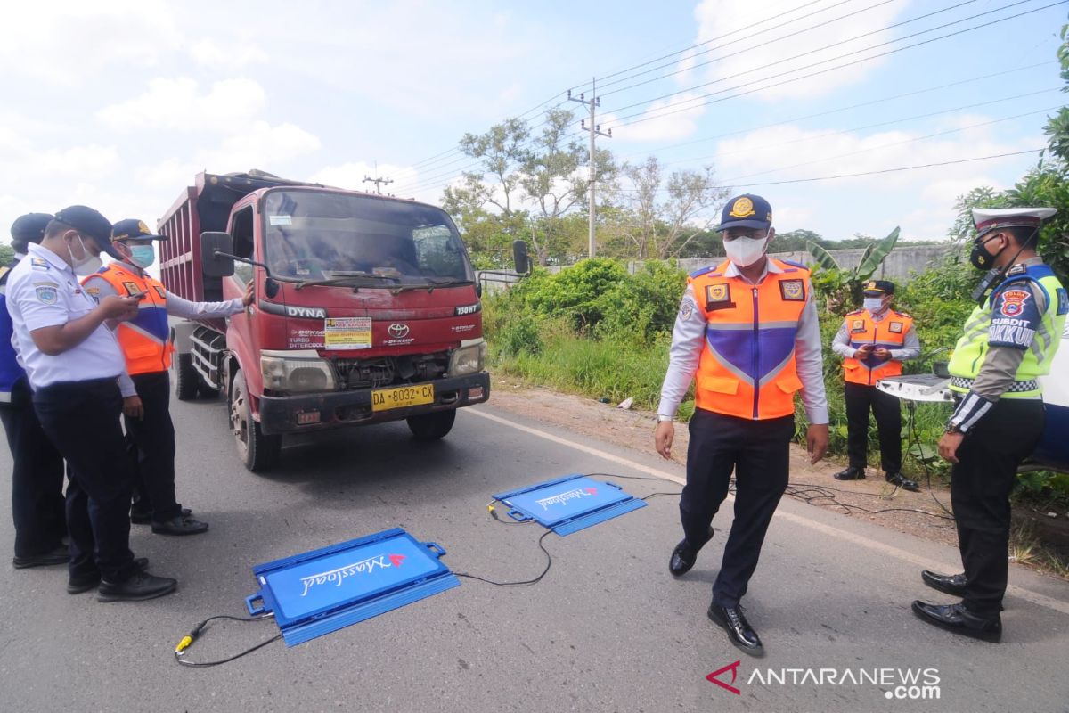 Polda Kalsel tindak 155 truk  bermuatan melebihi tonase