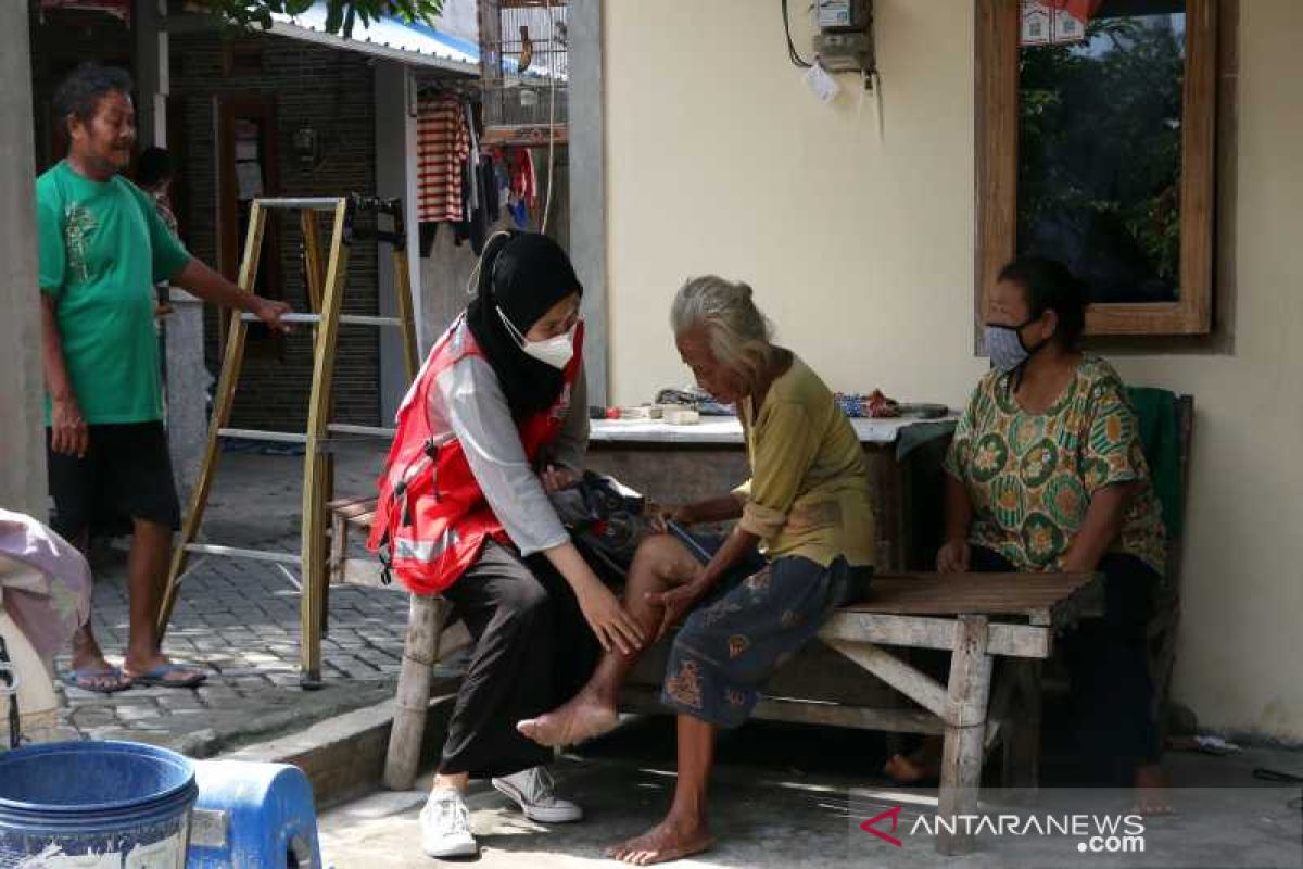 Dokter muda UNS-PMI Solo "Susur Kampung" cek kesehatan warga