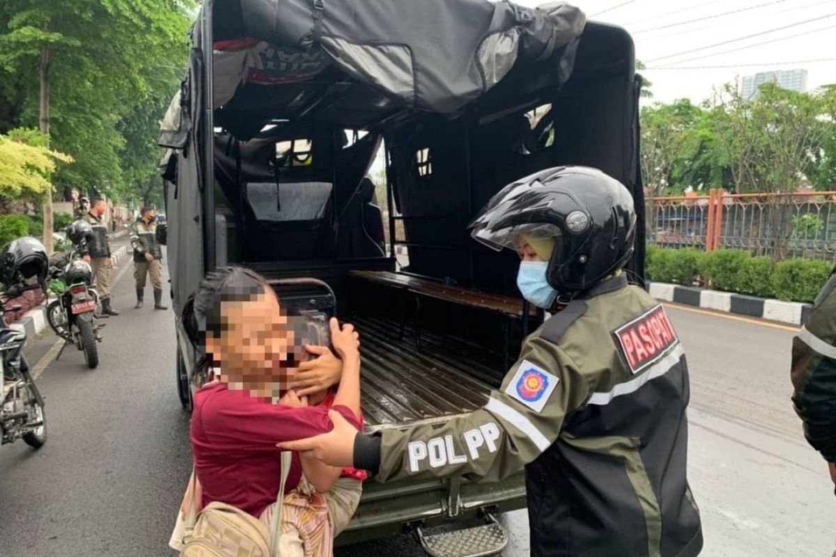 Tim gabungan tertibkan pengamen dan pengemis di Kota Surabaya