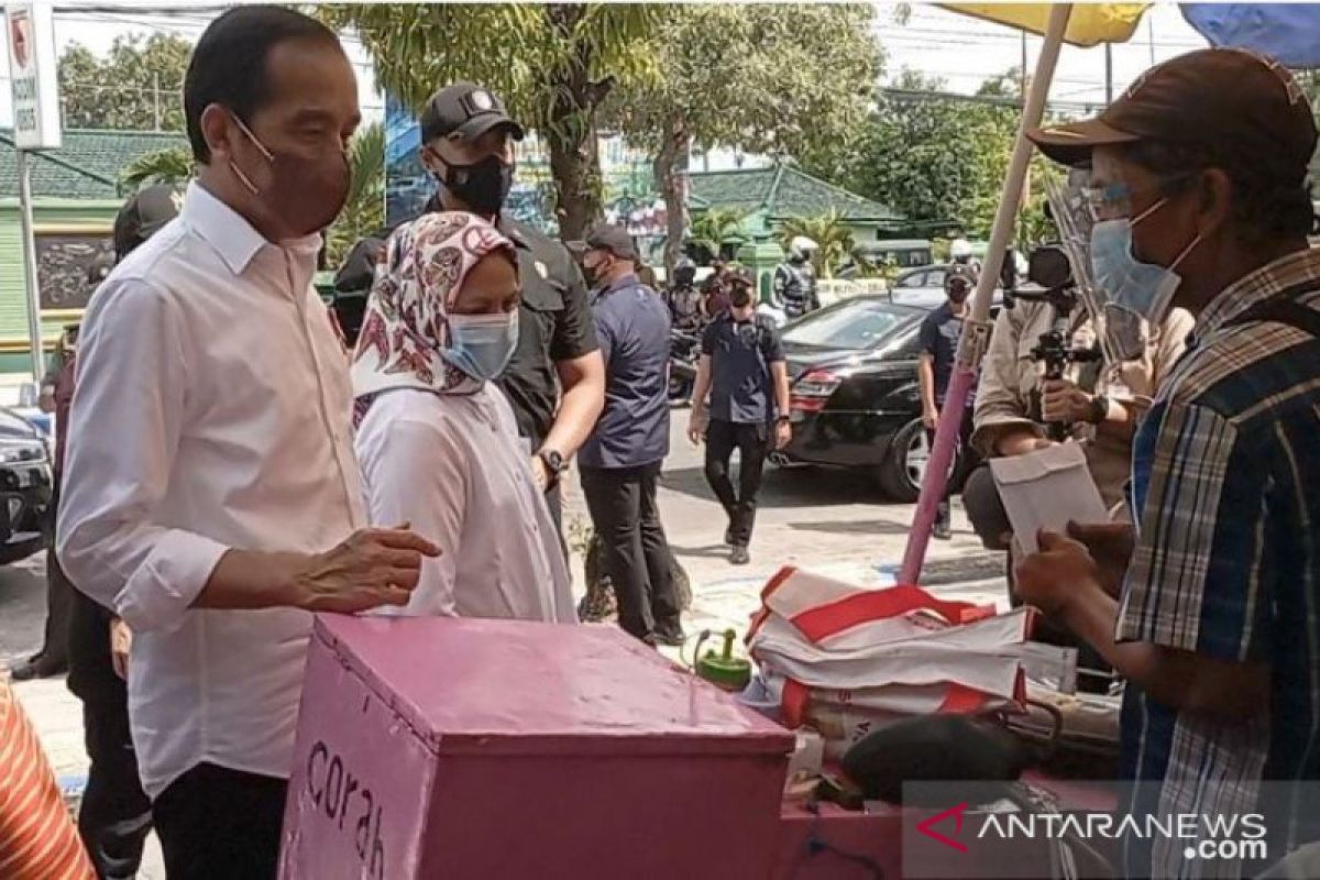 President Jokowi distributes food, cash to Ngawi street vendors