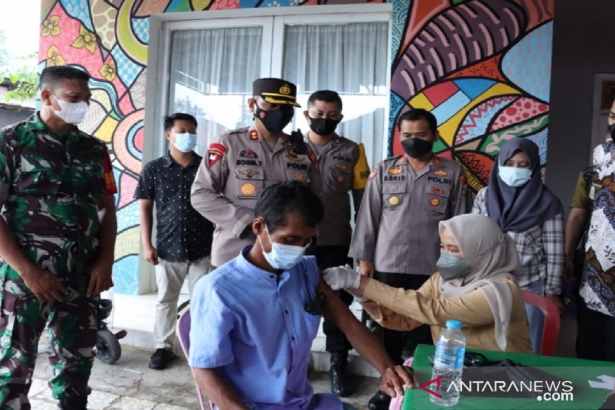 Polres Pamekasan gencarkan vaksinasi massal menjelang akhir 2021