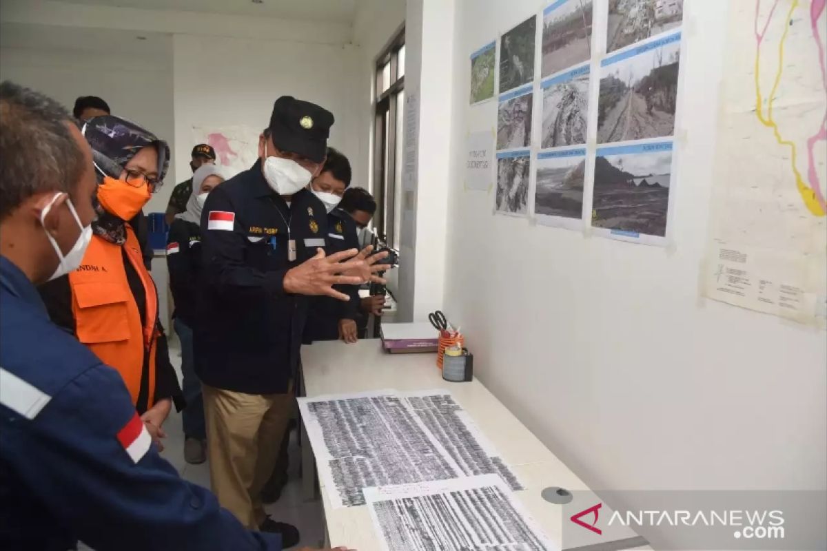 Menteri ESDM imbau warga tidak beraktivitas di zona bahaya Gunung Semeru