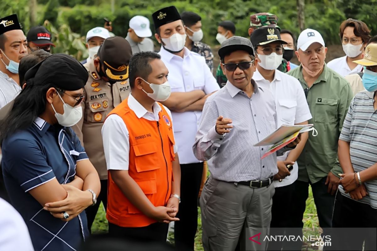 Menkopolhukam awali pembangunan hunian sementara warga terdampak bencana Semeru