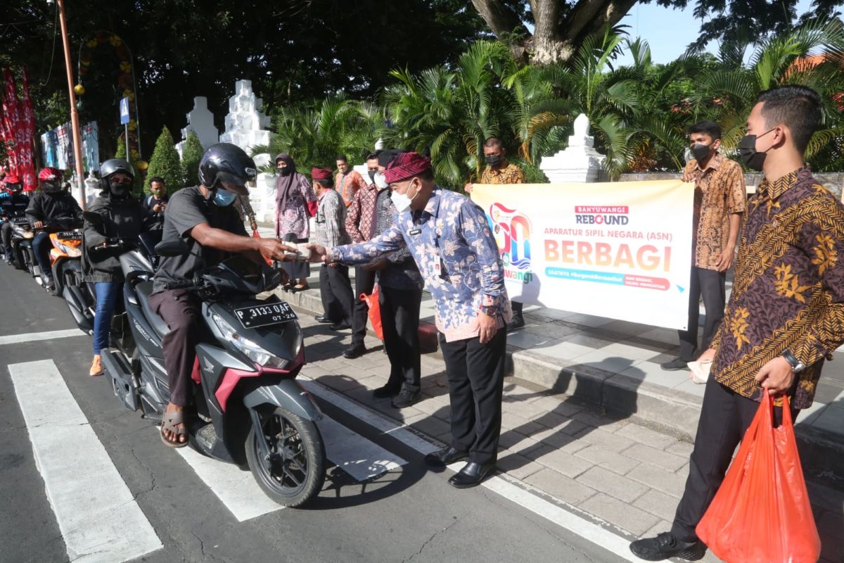 Harjaba Ke-250, ASN Banyuwangi bagikan paket sembako dan 25 ribu nasi bungkus