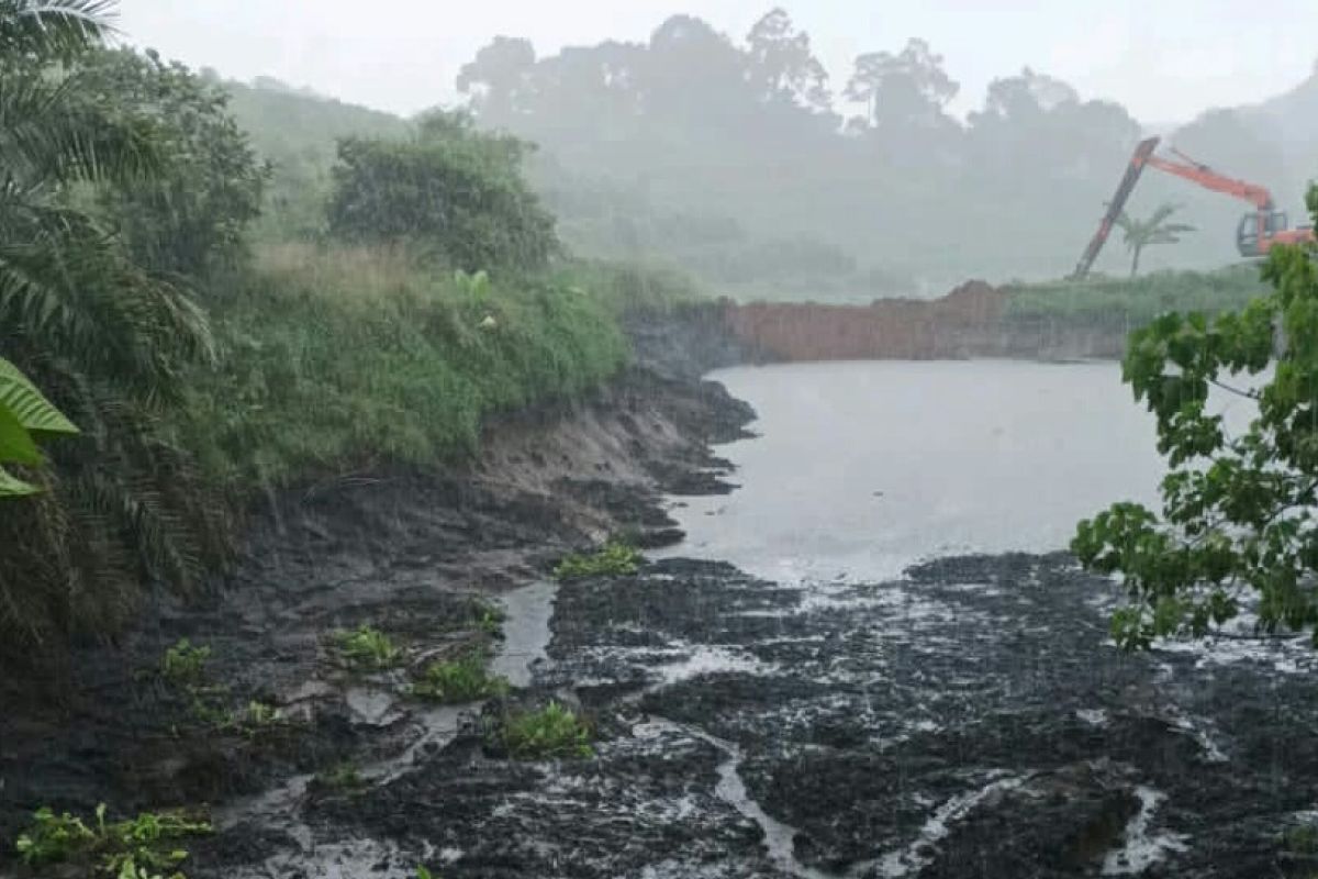 Kolam IPAL PT KSI jebol, sungai Batang Jujuhan tercemar