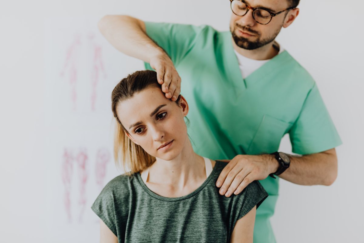 Dokter ingatkan pentingnya posisi duduk yang ergonomis  saat bekerja