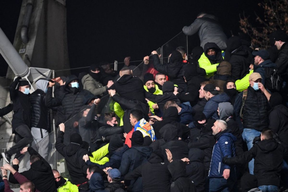 Laga Paris FC vs Lyon dihentikan setelah penonton baku hantam