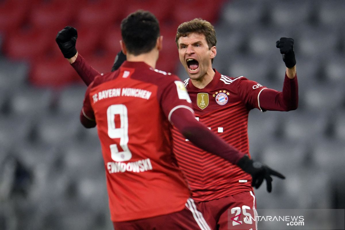 Bayern Munich mempertahankan harapan gelar Liga Jerman mereka tetap hidup setelah mengalahkan Cologne 2-0.