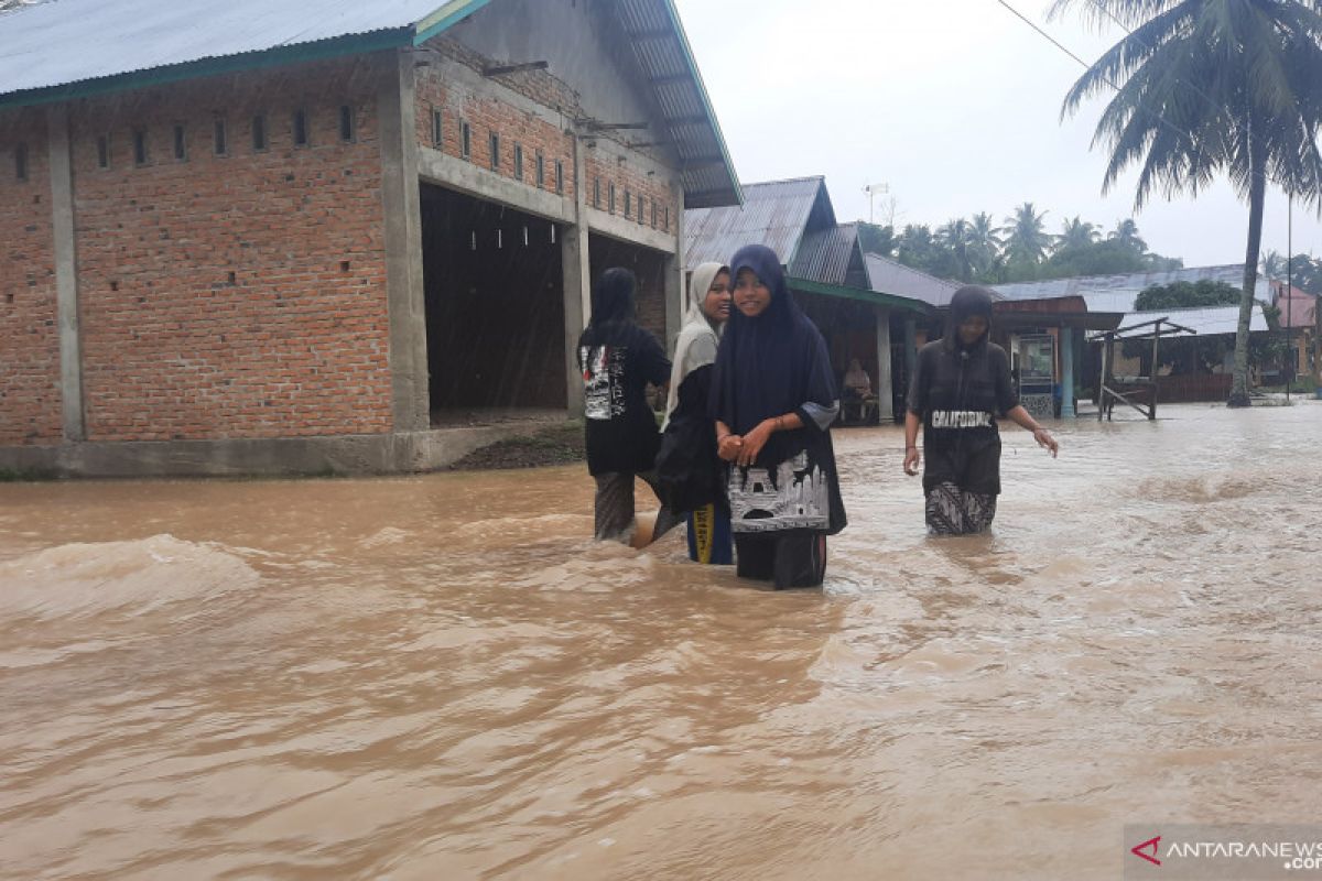 Ratusan rumah di Padang Pariaman terdampak banjir akibat sungai meluap