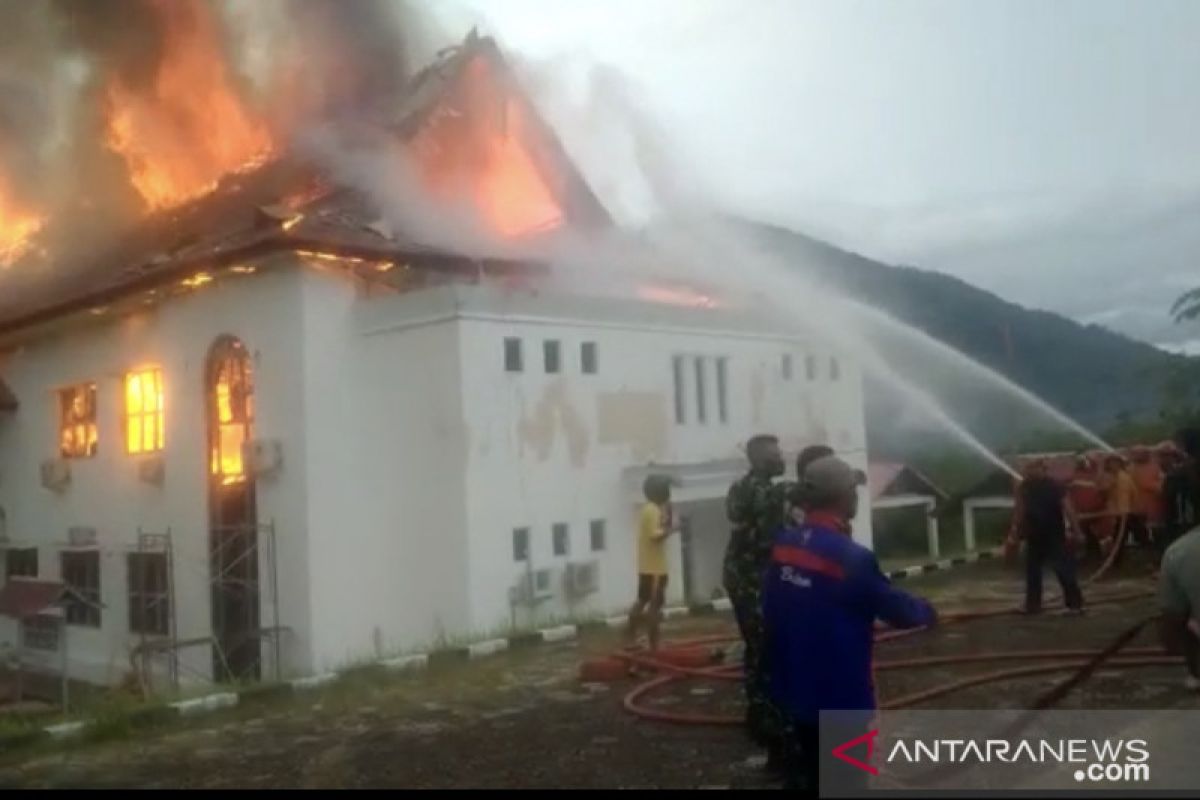 Upaya pemadaman Gedung Kantor Inspektorat dan Diskominfo Natuna