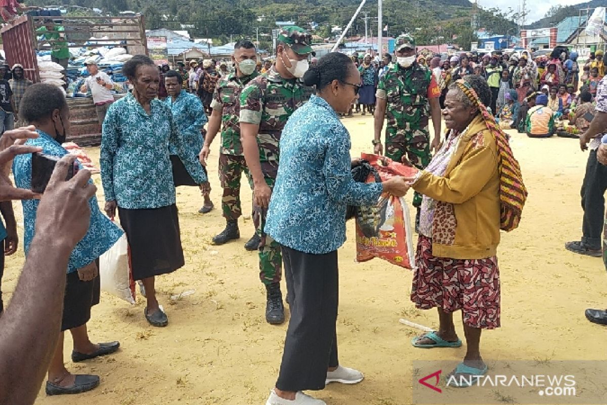 TNI bersama TP PKK bagikan sembako Natal untuk warga Paniai Papua