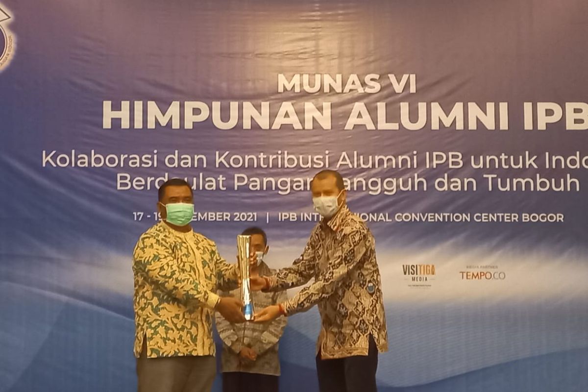 Himpunan Alumni IPB anugerahkan penghargaan dedikasi 12 anggotanya