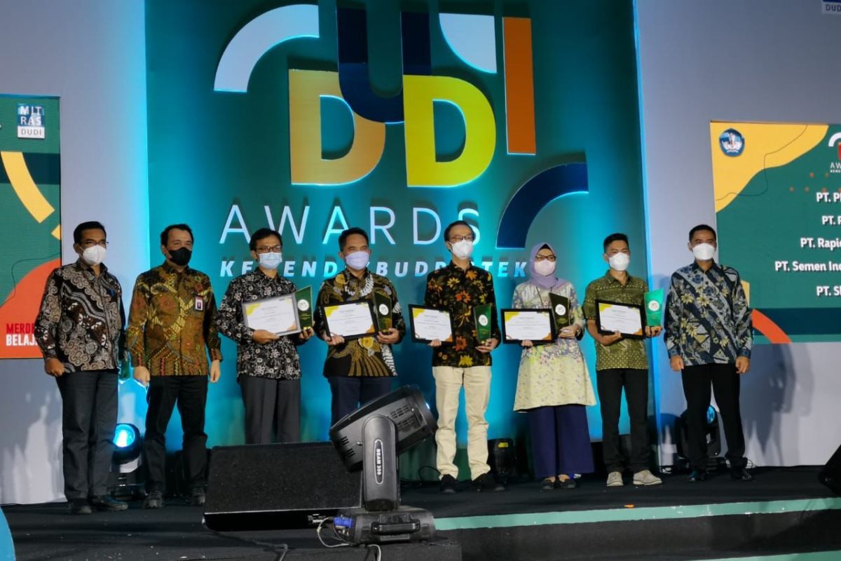 Konsisten Bangun Kemitraan Melalui Program Vokasi, PLN Raih DUDI Awards 2021 dari Kemendikbudristek