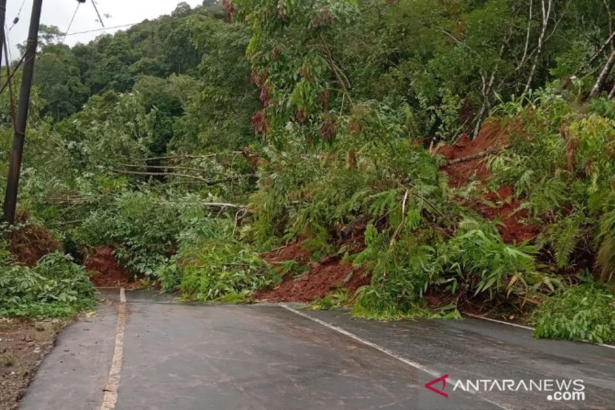 Kelurahan Rianiate Tapsel dikepung longsor, ratusan rumah terendam banjir