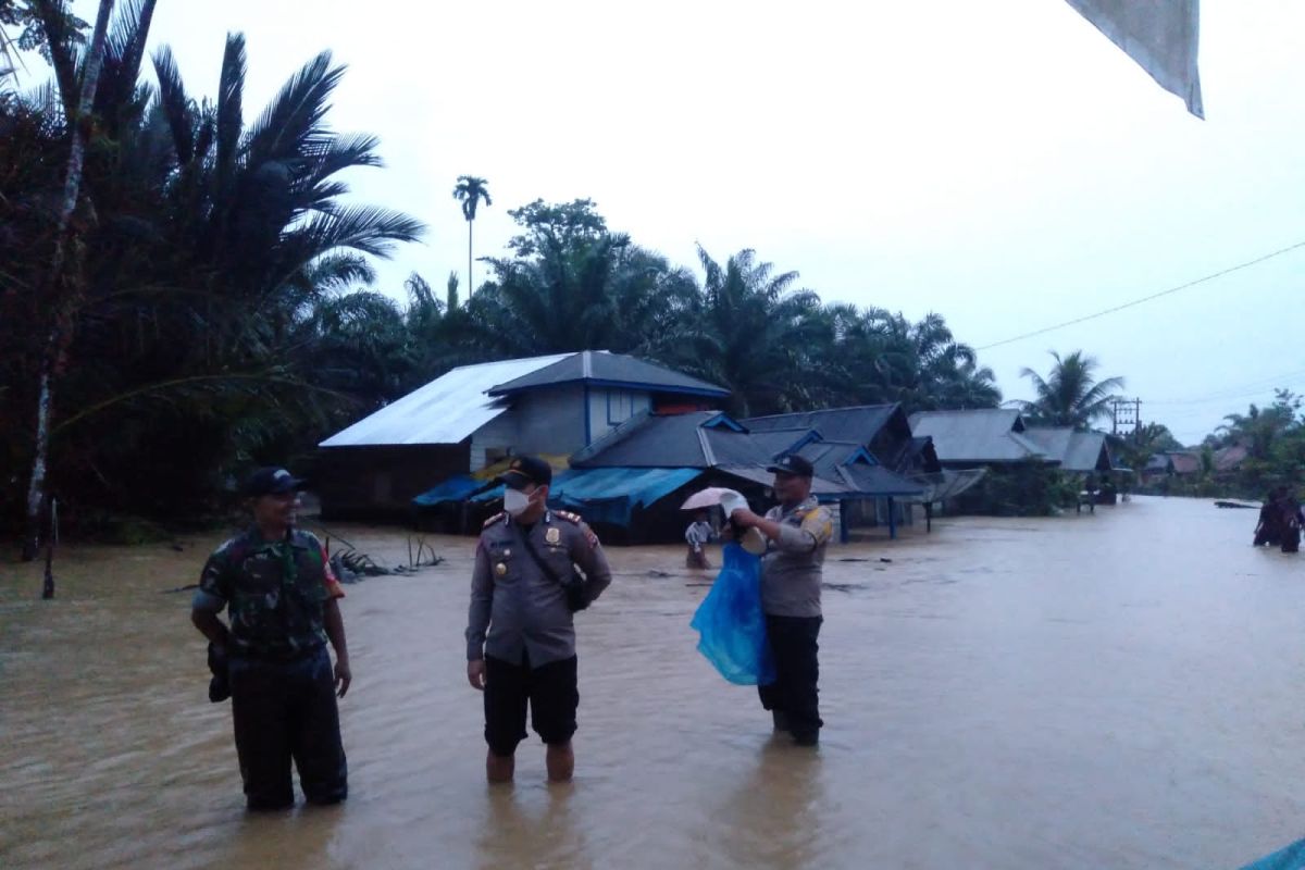 Sungai meluap di Pasaman Barat rendam puluhan rumah