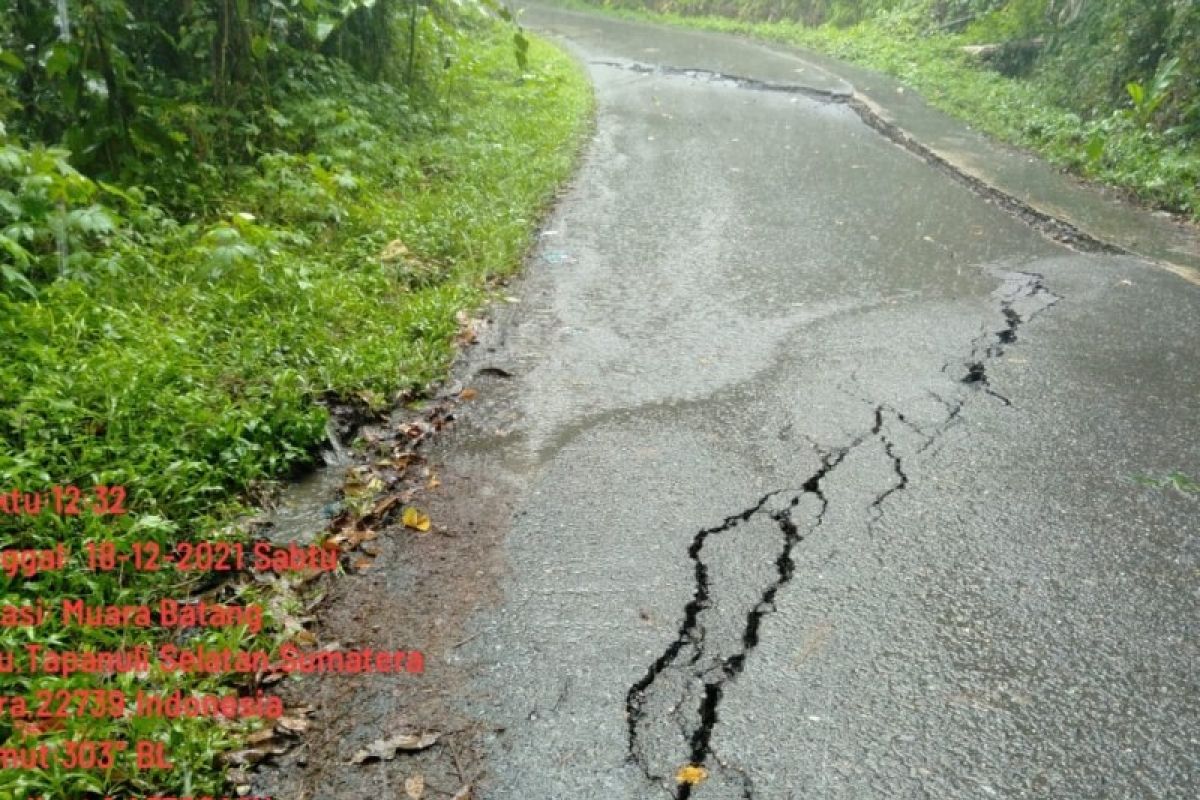 Waspada! ruas jalan menuju Hutaraja Muara Batang Toru Tapsel retak akibat hujan