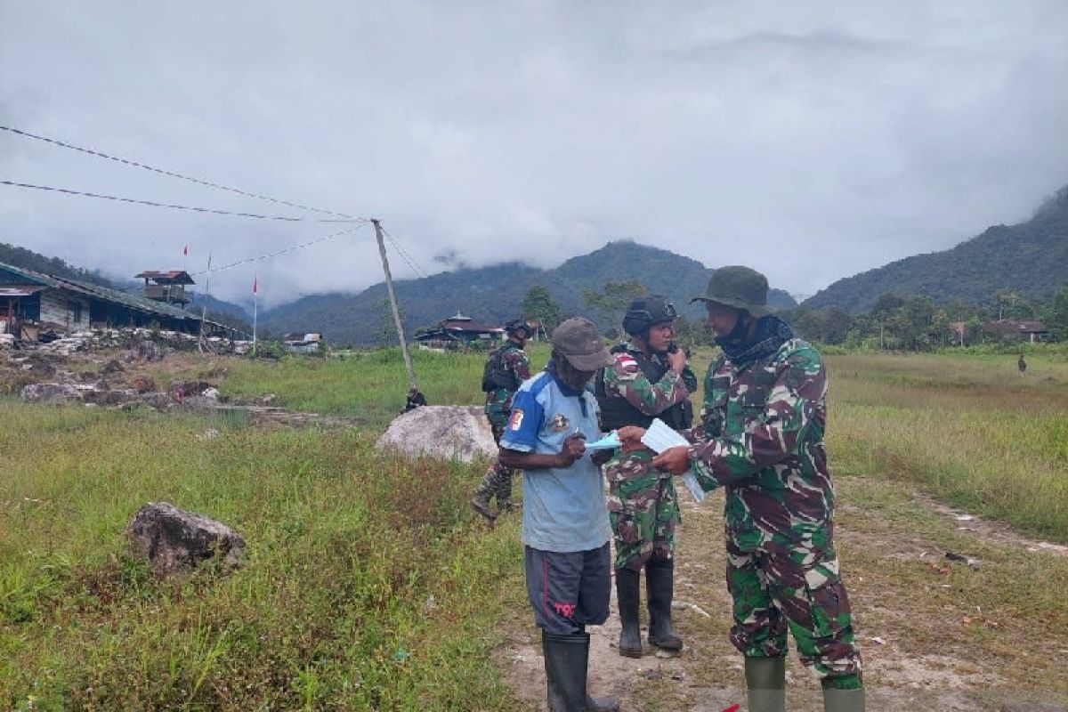 TNI bagikan masker cegah COVID-19 warga pedalaman Jila Mimika Papua