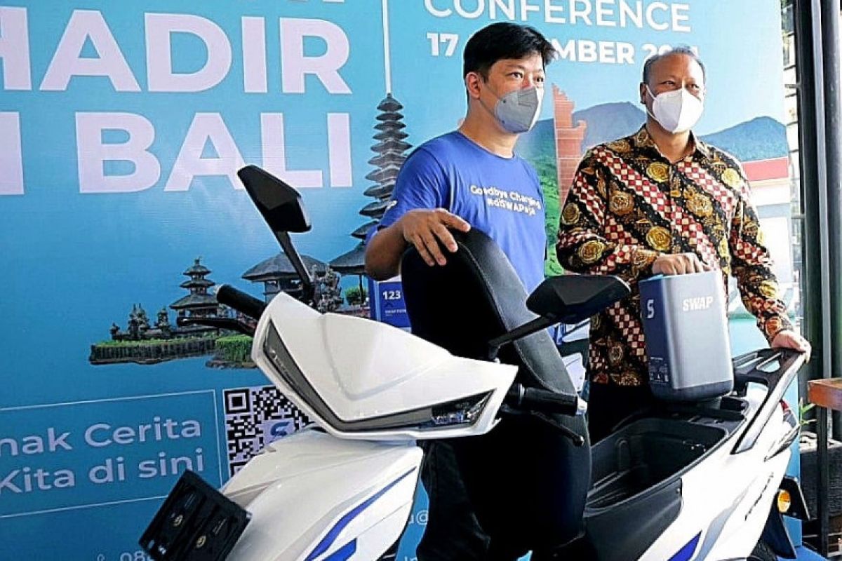 Swap dan Circle-K hadirkan penukaran baterai motor listrik di Bali