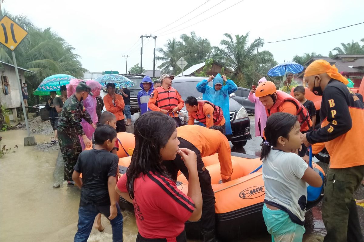 BPBD Pasaman Barat ungsikan 225 warga korban banjir ke tempat aman