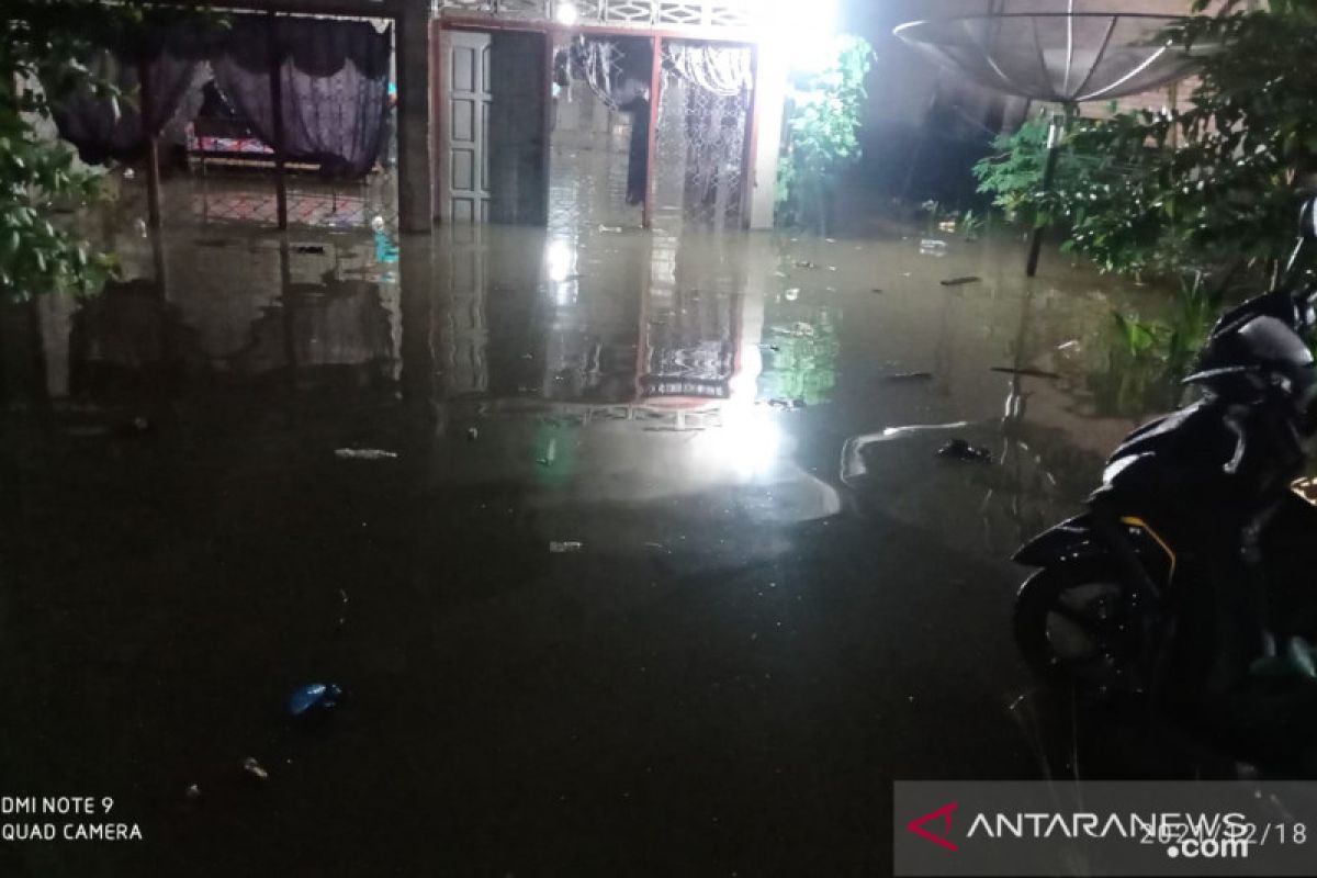 Banjir di Pasbar meluas, 100 rumah warga di Batang Saman terendam air